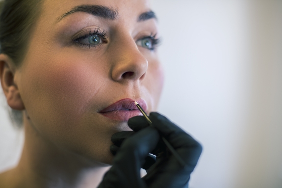 Permanent makeup i Aarhus – smukke bryn og læber skabt med professionel teknik.