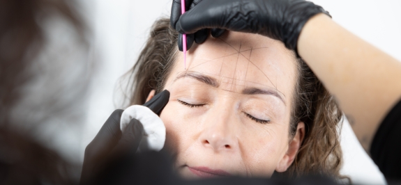 Permanent makeup bryn i Aarhus – form og farve tilpasset dit ansigt.