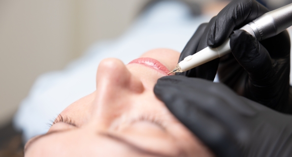 Permanent makeup læber i Aarhus – naturlig farve og form, der fremhæver din skønhed.